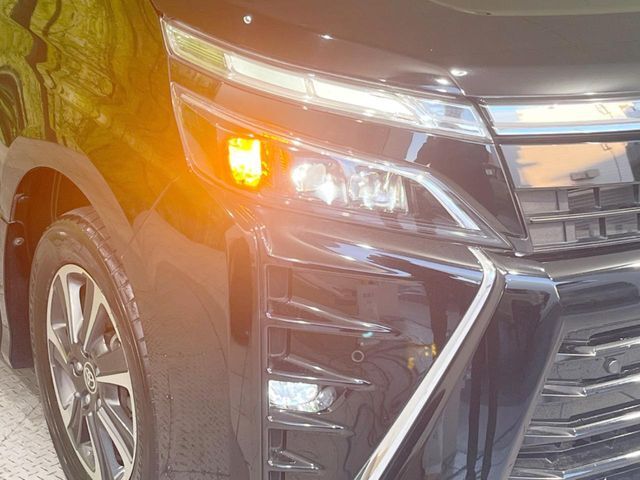 【LEDヘッドライト】悪天候や夜間走行時も良好な視界を確保し安心して運転できる高輝度LEDヘッドライトを装備！点灯速度が早く、消費電力も抑えられています。