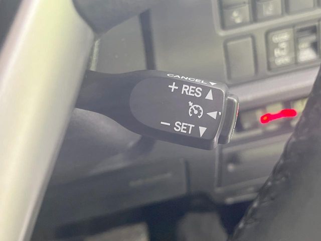 【クルーズコントロール】高速道路もラクラク走行。アクセルを離しても一定速度で走行ができ、長距離運転時の負担を軽減！加速・減速も簡単なスイッチ操作で調整できます。
