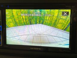 【バックカメラ】駐車時に後方がリアルタイム映像で確認できます。大型商業施設や立体駐車場での駐車時や、夜間のバック時に大活躍！運転スキルに関わらず、今や必須となった装備のひとつです！