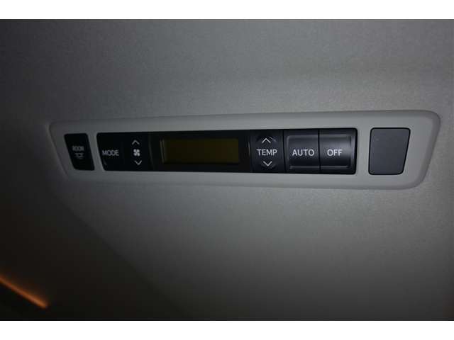 快適な車内空間に誘う後席オートエアコン☆快適な空間で車内での会話も弾みます♪