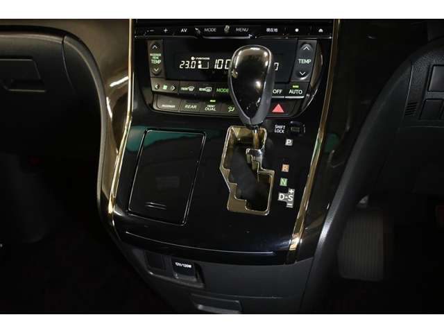 インパネレイアウトのATシフトは操作しやすいです♪