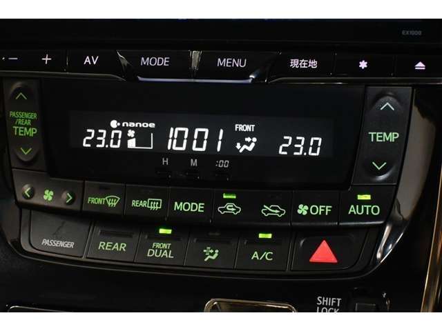 左右で温度調整の出来るデュアルオートエアコン完備☆快適な車内空間で会話も弾みます♪