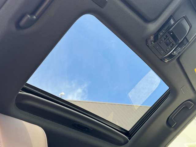 ルーフ付きで開放的なドライブを