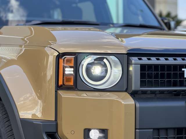 LEDヘッドランプで視界良好。デイライト付きで昼間でも存在感をアピールいたします。