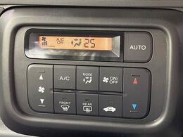 【オートエアコン】一度お好みの温度に設定すれば、車内の温度を検知し風量や温度を自動で調整。暑い…寒い…と何度もスイッチ操作をする必要はありません。快適な車内空間には必須の機能ですね♪