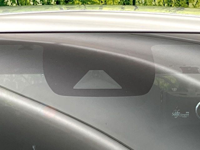 【トヨタセーフティセンス】走行中に前方の車両等を認識し、衝突しそうな時は警報とブレーキで衝突回避と被害軽減をアシスト。より安全にドライブをお楽しみいただけます。