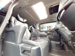 【大型サンルーフ】車内の解放感が一気に上がる大型のパノラマルーフ！季節を問わず開放的で快適なドライブをお楽しみいただけます。流通量も少なく希少価値の高い人気の装備です♪