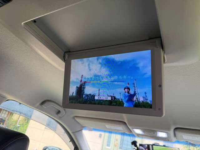 フリップダウンモニターも装備★後部座席に座る方も見やすい画面サイズになっております！！