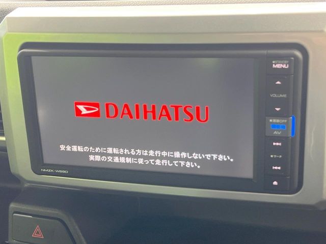 【純正ナビ】人気の純正ナビを装備しております。ナビの使いやすさはもちろん、オーディオ機能も充実！キャンプや旅行はもちろん、通勤や買い物など普段のドライブも楽しくなるはず♪