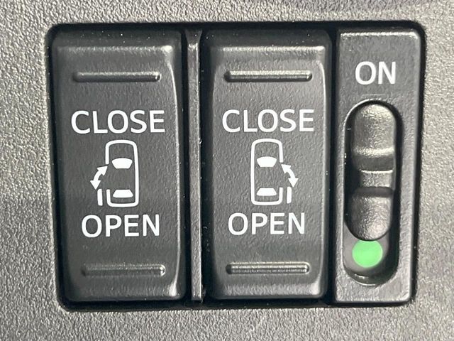 【両側パワースライドドア】スマートキーや運転席のスイッチで後席両側スライドドアの開閉が可能♪電動だから力を入れてドアを開ける必要が無く、小さなお子様でも簡単に開け閉めでき快適です♪