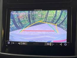 【バックカメラ】駐車時に後方がリアルタイム映像で確認できます。大型商業施設や立体駐車場での駐車時や、夜間のバック時に大活躍！運転スキルに関わらず、今や必須となった装備のひとつです！