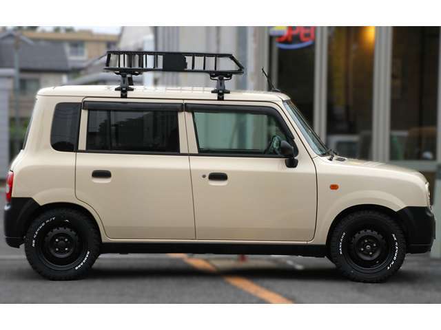 第三者による鑑定とは、お客に代わってプロの鑑定士が中古車の鑑定をするサービスです。第三者機関の鑑定士が公平な目線で内外装・機関・修復歴を鑑定。遠方の方や車に詳しくない方にも安心してお車を選んで頂けます