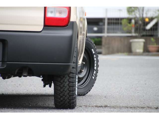 ご納車につきましては店頭渡しが前提ですので、ご自宅にお届けする際は別途納車費用が掛かります。お届けは日本全国対応致します。地域によって費用が異なりますので詳細につきましてはお問い合わせ下さい。