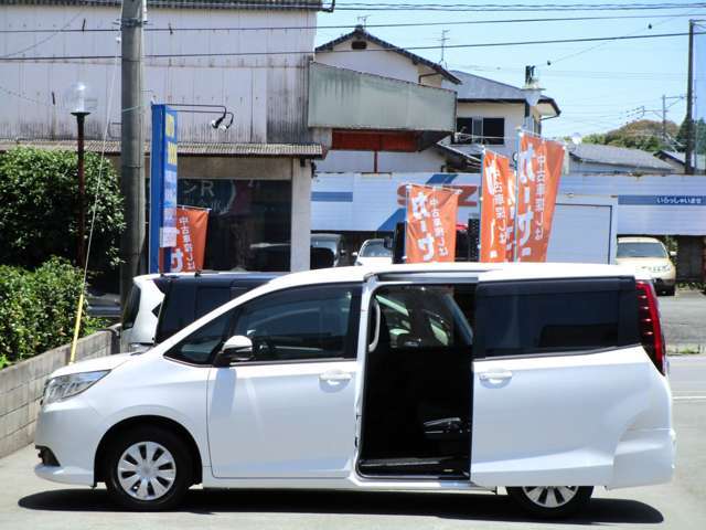 プライバシーガラス付となっております。また、ドアバイザー付となっておりますので雨の日は空気の入れ替えだってできちゃいます（＾＾）