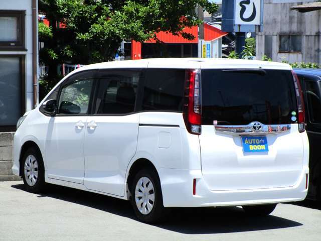 リア、後ろから見るとお車の印象がまた違って見えますね。考え抜かれたデザインです。小回りだってききますよ。