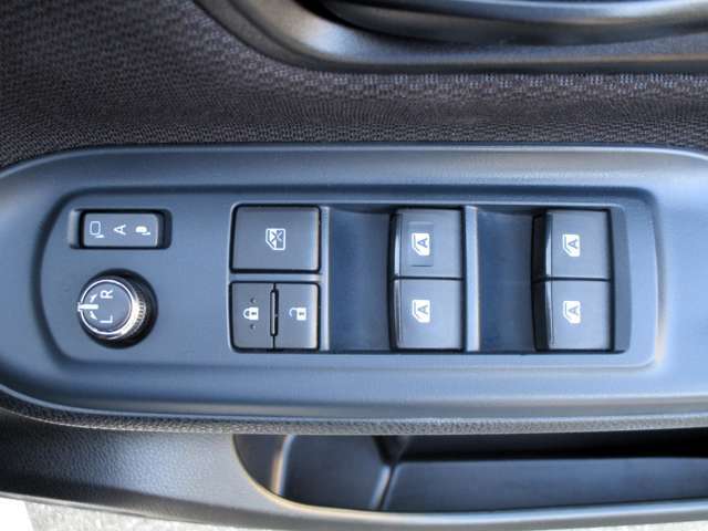 パワーウィンドスイッチです。運転席に居ながら窓の開け閉めができちゃいます（＾＾）/ロック機能付ですので子供がいたずらをして窓を開けるといった心配事も無くなりますよ！！