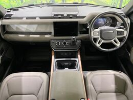 2022年式「ディフェンダー110　S　D300」が入荷しました。人気なOPメタリックカラー「カルパチアングレー」にサテングレーホイールを履いています。