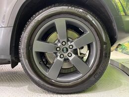 ◆純正20インチアルミ『こだわりを持ってモデル別にデザインされています。しつこい鉄粉や錆に高い効果を発揮する「ホイールコーティング」の施工も受付中！お気軽に担当営業までご相談ください。』