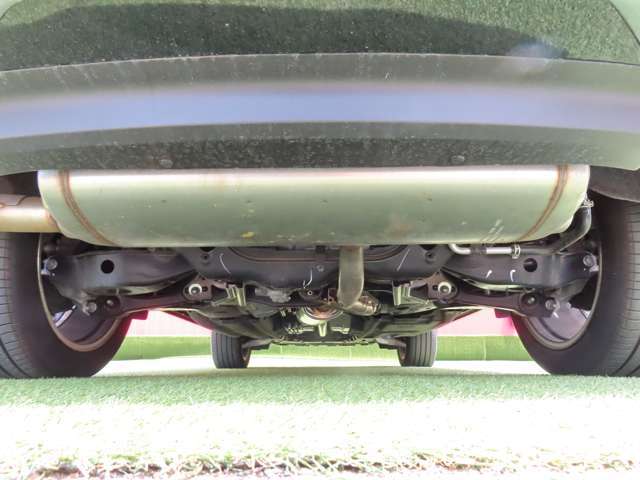 納車前にお車を持ち上げて入念に点検いたします。