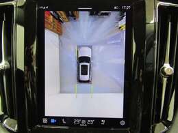 360°ビューカメラ　車両の周囲に装備されている4個のカメラを使用して、車両を真上から見下ろしている画像を作成し、センターディスプレイに表示します。