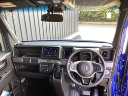 まぶしい日差しをやわらげる、青色のハーフシェイドフロントウィンドウがついています。また、フルオートエアコンで快適です。