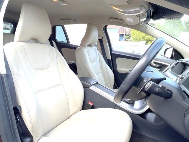 VOLVOのシートは人間工学に基づいた設計となっており長時間の運転でも疲れにくいと定評があります。