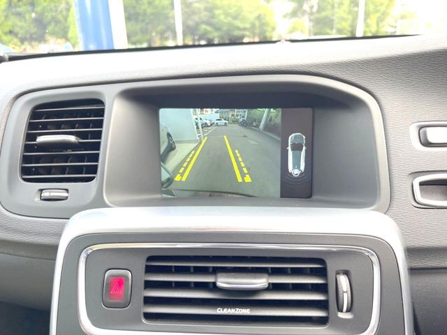 【パークアシスト・カメラ】駐車時に後方がリアルタイム映像で確認できます。大型商業施設や立体駐車場での駐車時や、夜間のバック時に大活躍！運転スキルに関わらず、今や必須となった装備のひとつです！