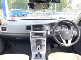 V60クロスカントリー　入庫です。メモリ機能付きパワーシートやパドルシフトなど快適装備盛りだくさん♪もちろんボルボが世界に誇る安全機能も多数装備！是非ご検討ください。