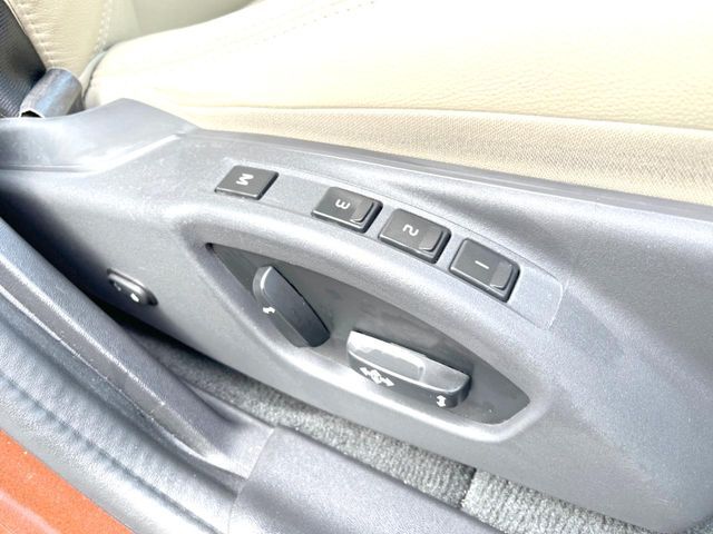 【メモリーシート】ドライバーごとに設定したシート位置を記憶して、ボタン一つで切り替えできる便利な機能！運転する方が複数名いらっしゃるご家庭におすすめです。