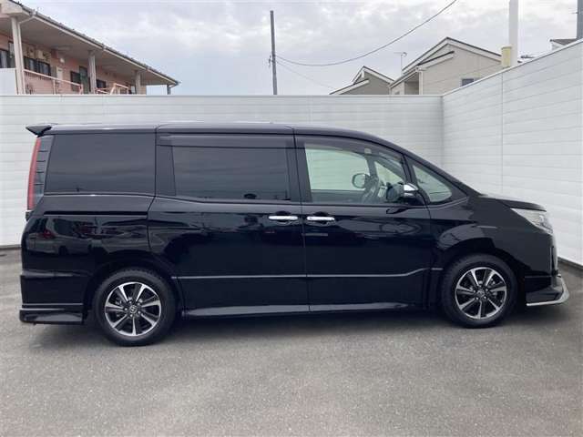 納車前に、しっかりと当社整備工場にて整備を行います。エンジンオイル、エンジンオイルフィルター、ワイパーゴム、バッテリーは新品に交換してからお渡しです！金額はかかりません！！(^-^)v