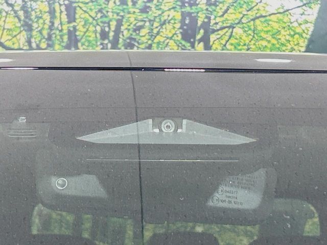 【プリクラッシュセーフティ】前方の車両等を検知し、衝突しそうな時は警報で注意を促し、ブレーキを踏む力をサポート。ブレーキを踏めなかった場合は衝突被害軽減ブレーキが作動、衝突回避をサポートします。