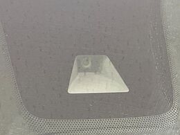 【エマージェンシーブレーキ】走行中に前方の車両等を認識し、衝突しそうな時は警報とブレーキで衝突回避と被害軽減をアシスト。より安全にドライブをお楽しみいただけます。