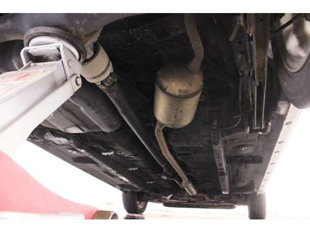 下回りの写真です。北海道で使用されていたお車ですが、錆が少ないです。車選びにおいて重要なポイントです。