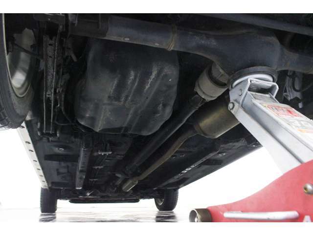 下回りの写真です。北海道で使用されていたお車ですが、錆が少ないです。車選びにおいて重要なポイントです。
