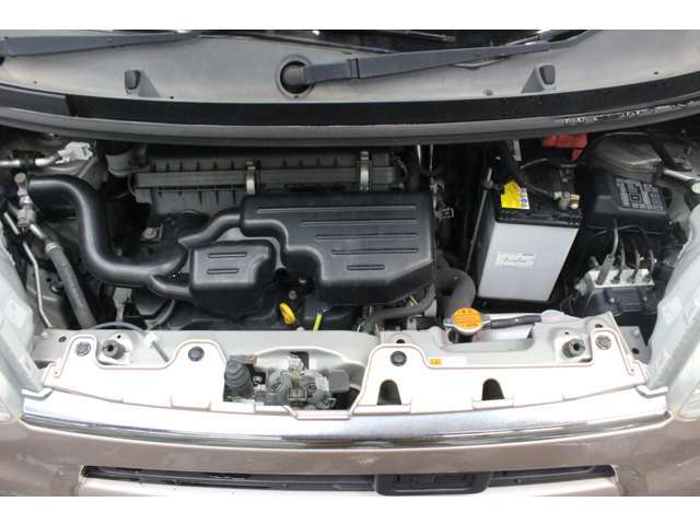 道内車ですが、錆の少ない綺麗なエンジンルームです。