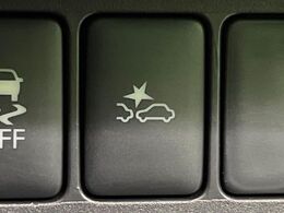 【エマージェンシーブレーキ】走行中に前方の車両等を認識し、衝突しそうな時は警報とブレーキで衝突回避と被害軽減をアシスト。より安全にドライブをお楽しみいただけます。