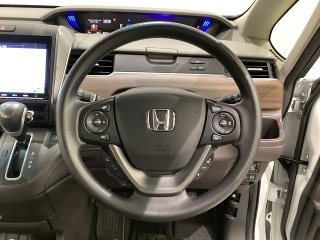 ハンドルにHondaセンシング系のクルーズコントロールやレーンキープアシストなどのスイッチと、オーディオの操作スイッチが装備されています。ハンドルから手を離さず安全に操作できます。