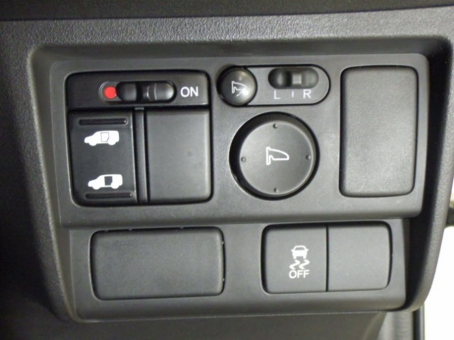 【左側パワースライドドア】左側がパワースライドドアになっており、運転席のスイッチやスマートキーのボタンからでも開閉が可能です！狭い駐車場でのお子様の乗り降りに便利です！