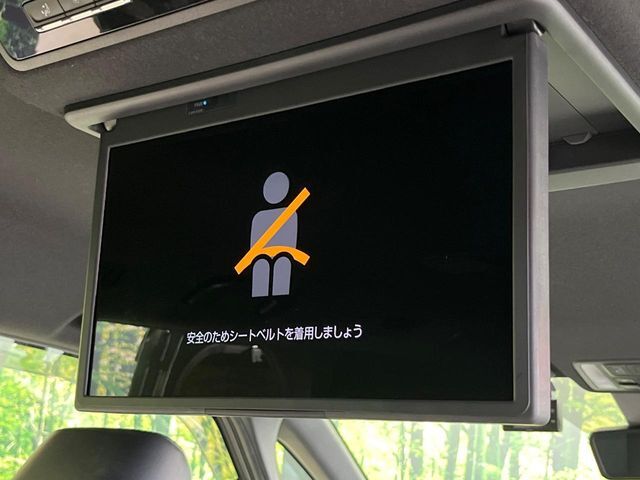 【14型有機ELフリップダウン】三列目からでも迫力のエンタメが観れる大画面フリップダウン。有機ELのモニターでは、一般的なフリップダウンよりも高コントラストでキレイな映像を楽しめます。