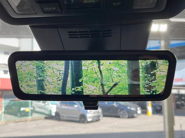 【デジタルインナーミラー】後席の大きな荷物や同乗者で後方が確認しづらい時でも安心！カメラが撮影した車両後方の映像をルームミラー内に表示。クリアな視界で状況の確認が可能です！