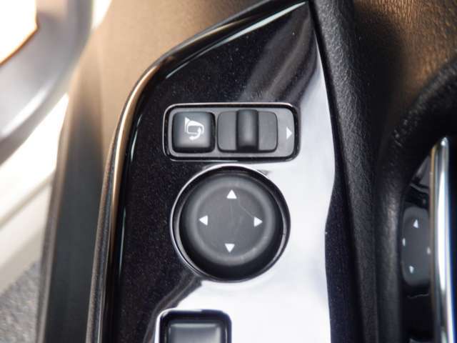 電動格納式ミラーなので、対向車などとのすれ違い時にも便利です。また、ドアロック連動で自動格納します。