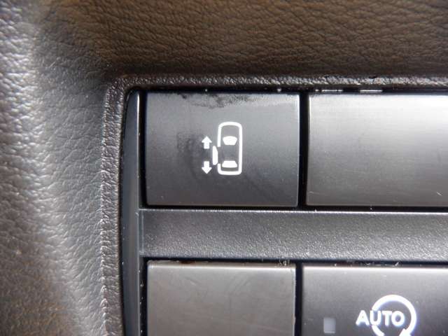 左側オートスライドドアです。運転席からでもスイッチひとつで開閉できるので、便利ですよ