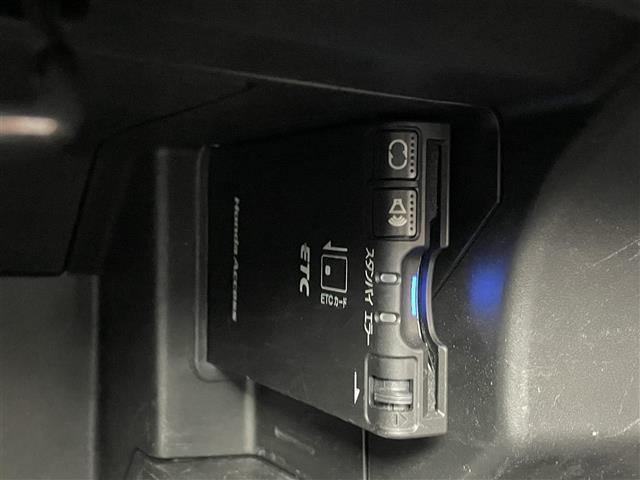 【ETC】有料道路を利用する際に料金所で停止することなく通過できる、ETC車載器（ノンストップ自動料金収受システム機器）が装備されています。セットアップを行うことで利用可能になります。