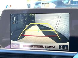 【バックカメラ】駐車時に後方がリアルタイム映像で確認できます。大型商業施設や立体駐車場での駐車時や、夜間のバック時に大活躍！運転スキルに関わらず、今や必須となった装備のひとつです！