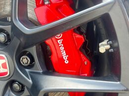 【ブレンボ製キャリパー】ハイパワー車両には強力なブレーキが必須！世界のスーパーカーにも採用されるイタリアの高級メーカー「ブレンボ」を装着！色鮮やかなキャリパーがスポーティな印象を引き立てます♪