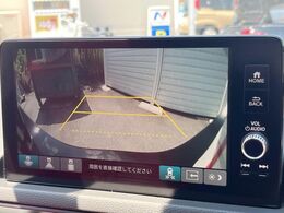 【バックカメラ】駐車時に後方がリアルタイム映像で確認できます。大型商業施設や立体駐車場での駐車時や、夜間のバック時に大活躍！運転スキルに関わらず、今や必須となった装備のひとつです！