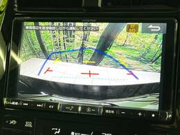 【バックカメラ】駐車時に後方がリアルタイム映像で確認できます。大型商業施設や立体駐車場での駐車時や、夜間のバック時に大活躍！運転スキルに関わらず、今や必須となった装備のひとつです！