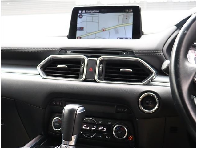 『1台』のお車に対して、3名体制で日々議論を重ね仕入れを行っております。
