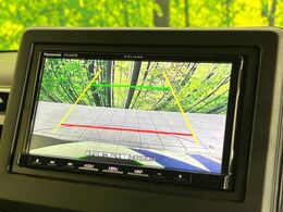 【バックカメラ】駐車時に後方がリアルタイム映像で確認できます。大型商業施設や立体駐車場での駐車時や、夜間のバック時に大活躍！運転スキルに関わらず、今や必須となった装備のひとつです！