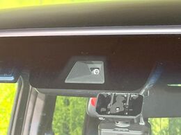 【ホンダセンシング】走行中に前方の車両等を認識し、衝突しそうな時は警報とブレーキで衝突回避と被害軽減をアシスト。より安全にドライブをお楽しみいただけます。